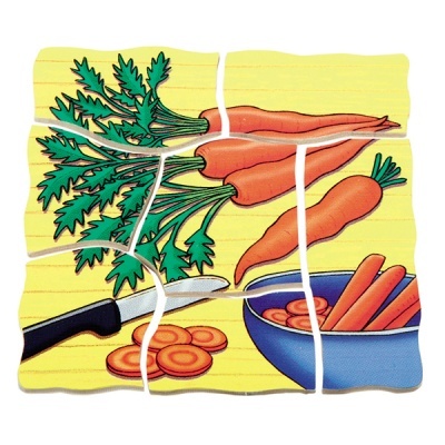Quebra-cabeça com imagem de cenouras e faca sobre superfície amarela