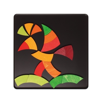 Puzzle de madeira colorido em base preta mostrando figura abstrata