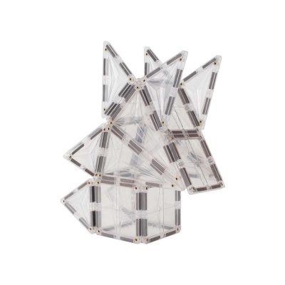 Escultura geométrica translúcida de plástico e ímanes