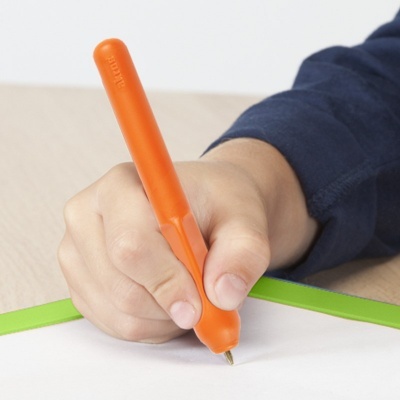 Mão a escrever com caneta laranja num papel branco com borda verde.