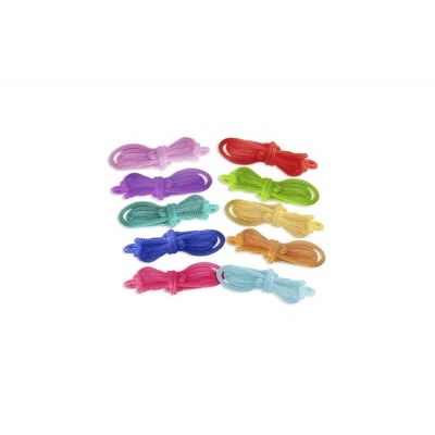 Cordões coloridos enrolados e amarrados sobre fundo branco