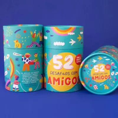 Latas azuis com desenhos coloridos e texto '52 DESAFIOS COM AMIGOS'.