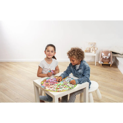 Duas crianças a jogar jogo de tabuleiro redondo numa mesa branca