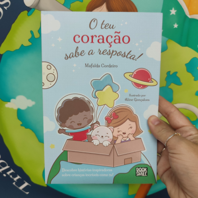 Capa de livro infantil com ilustrações de crianças e gato, títulos e fundo colorido com mapa-múndi
