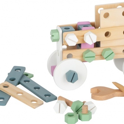 Conjunto de brinquedo de montagem em madeira colorida com parafusos e ferramentas
