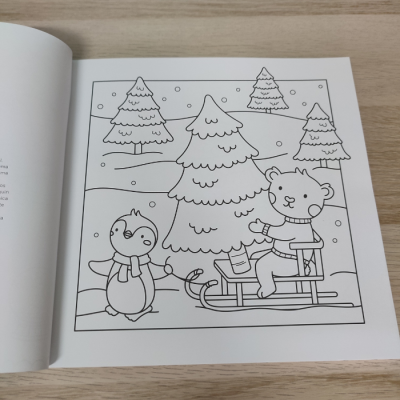 Página para colorir com urso, pinguim, trenó, árvores e neve.