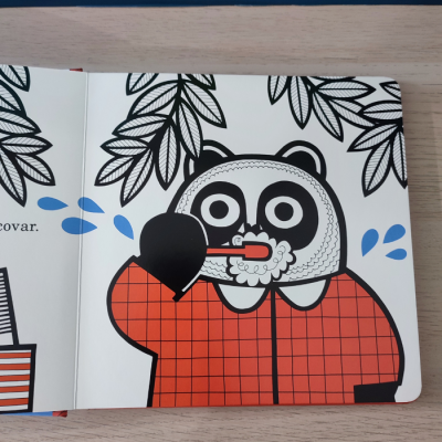 Ilustração de animal a escovar os dentes numa página de livro infantil