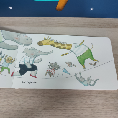 Página aberta de livro infantil com ilustração de animais e texto 'De repente...'