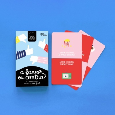 Jogo de debate 'a favor ou contra?' com caixa azul e preta e cartas coloridas