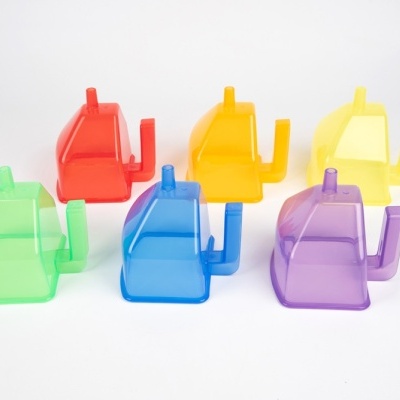 Seis recipientes plásticos translúcidos coloridos com tampa