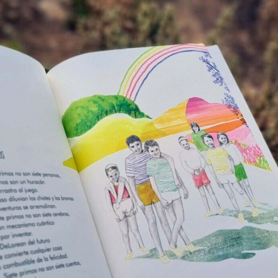 Livro aberto com ilustração colorida de cinco pessoas numa praia e texto em português