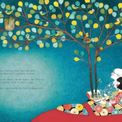 Ilustração de homem sentado em poltrona colorida com plantas e árvore no fundo azul