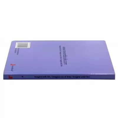 Livro caderno de capa dura lilás com texto multilíngue na lombada