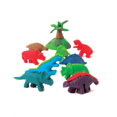 Brinquedos de dinossauros coloridos em borracha com uma árvore em fundo branco.