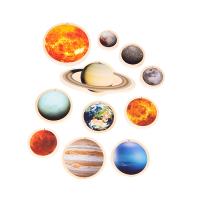 Conjunto de planetas e sol em madeira com imagens do sistema solar