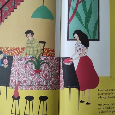 Ilustração de cena interior com mesa, três pessoas, plantas e texto em português