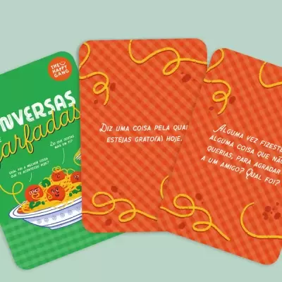 Cartas de jogo Conversas Barfadas com padrão xadrez e ilustração de espaguete