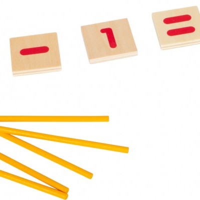 Peças de madeira com números e sinais matemáticos vermelhos e palitos amarelos para ensino de matemática