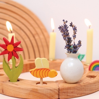 Decoração em madeira com flor, abelha, vaso e velas