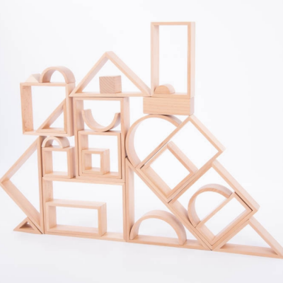 Blocos de madeira geométricos empilhados em fundo branco