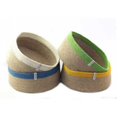 Conjunto de quatro cestos redondos em tecido trançado com cores naturais e detalhes coloridos.