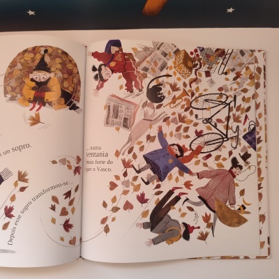 Ilustração de crianças a brincar em folhas de Outono com texto em português