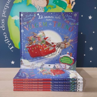 Capa de livro infantil com trenó vermelho e renas sobre vila nevada, fundo azul com estrelas