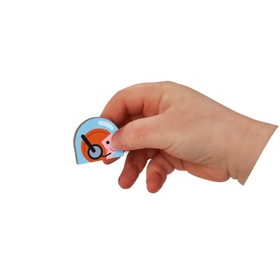 Peça de puzzle de madeira colorida na mão