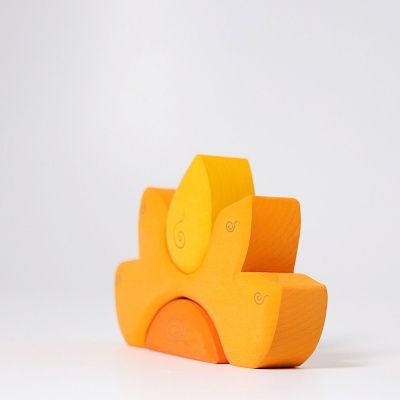 Peça decorativa ou brinquedo em madeira com cores laranja e amarelo