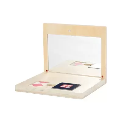 Espelho de madeira com suporte e cavidades para objetos