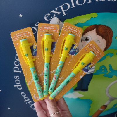 Quatro canetas Magic pen azul claro e amarelas embaladas em cartão laranja