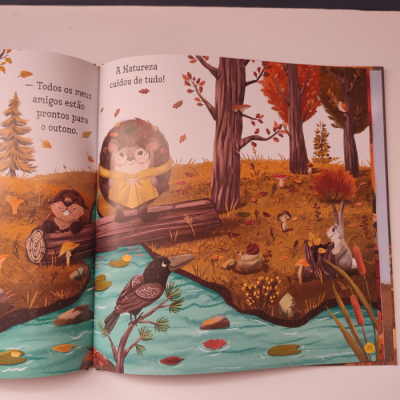 Página aberta de livro infantil ilustrado com animais e texto em português sobre o outono