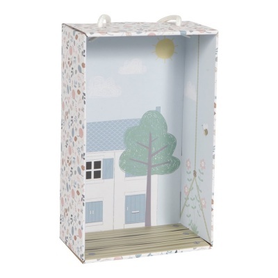 Embalagem decorativa com desenho de casa, árvore e sol no interior