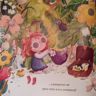 Ilustração de personagem infantil com flores e mala aberta em cenário natural