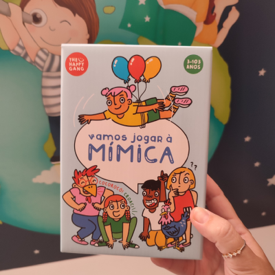Caixa de jogo infantil 'Vamos Jogar à Mímica' com personagens desenhados coloridos