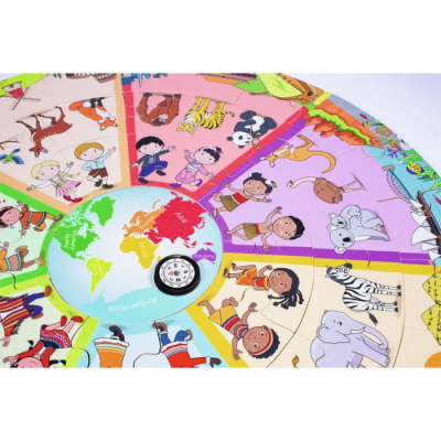 Jogo educativo colorido com mapas, crianças e animais, marcador central preto