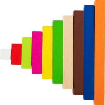 Peças de madeira retangulares coloridas empilhadas em ordem crescente