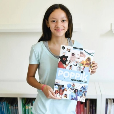 Jovem de cabelo escuro segurando pacote de autocolantes Poppik