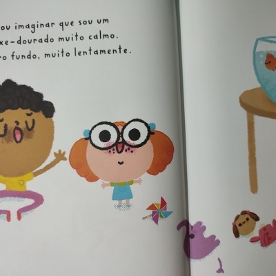 Página de livro infantil com ilustrações de personagens, texto em português, aquário com peixes, gato e brinquedos no chão