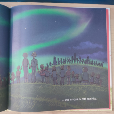 Ilustração de crianças e adultos de mãos dadas sob aurora boreal com texto em português