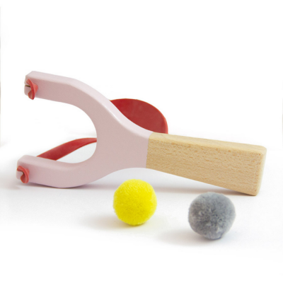 Jogo de brinquedo com raquete cor de rosa e bolas de peluche