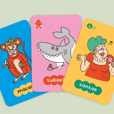 Três cartas coloridas para crianças com um macaco, um tubarão e uma mulher a cantar.