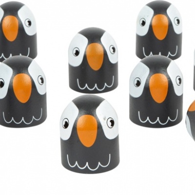 Brinquedo de peças de madeira com pinguins e dados coloridos