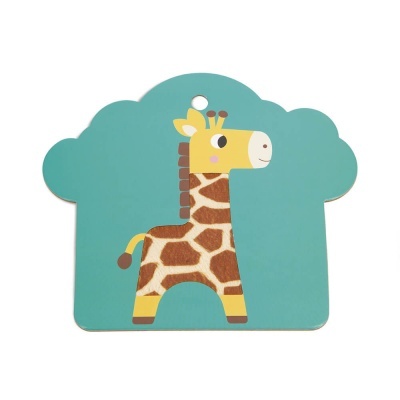 Tapete infantil azul com desenho de girafa amarela e castanha
