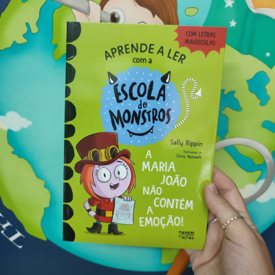 Capa de livro infantil verde com ilustração de monstro e texto em maiúsculas