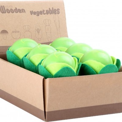 Caixa de legumes de madeira com oito repolhos verdes e folhas de feltro
