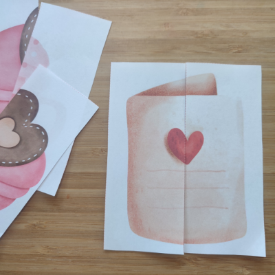 Cartões de papel com corações decorativos sobre superfície de madeira