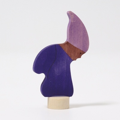 Figura de madeira com roupa roxa e chapéu roxo claro
