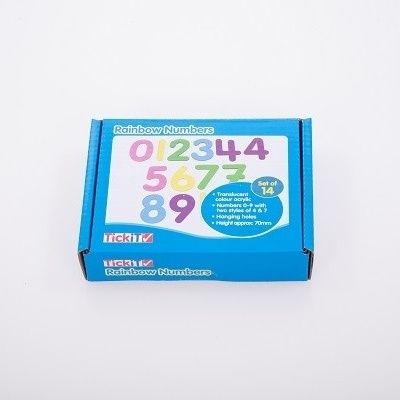 Caixa azul com adesivos de números coloridos e texto descritivo em branco.