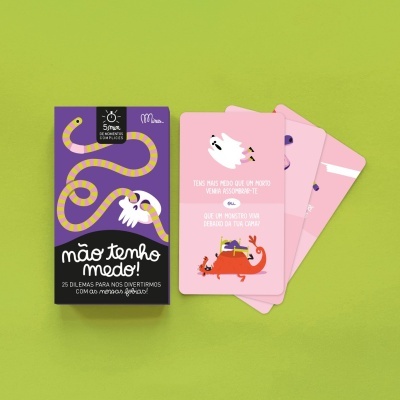 Conjunto de cartas com caixa roxa e preta e cartas rosa sobre fundo verde